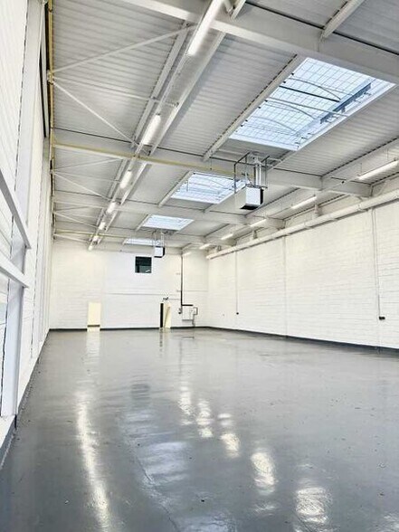Light Industrial in Sucy-en-Brie to rent - Interior Photo - Image 3 of 6