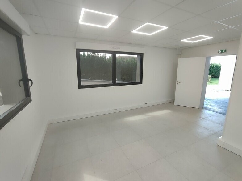 Light Industrial in Colombier-Saugnieu to rent - Interior Photo - Image 2 of 6