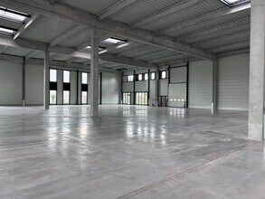 Light Industrial in Villefontaine to rent Interior Photo- Image 2 of 6