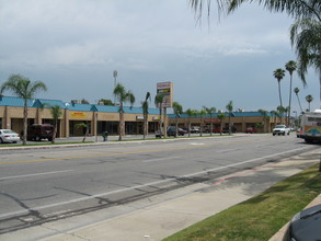 700-728 Oak St, Bakersfield, CA for rent Building Photo- Image 1 of 2