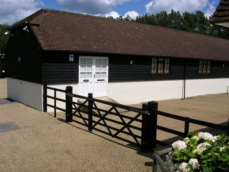 Sandhawes Hl, East Grinstead to rent - Building Photo - Image 2 of 4