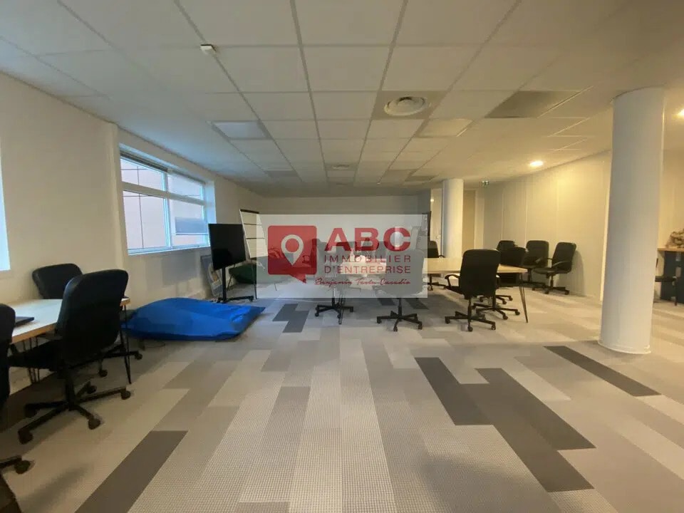 Location Bureaux 142 m² - Photo 1