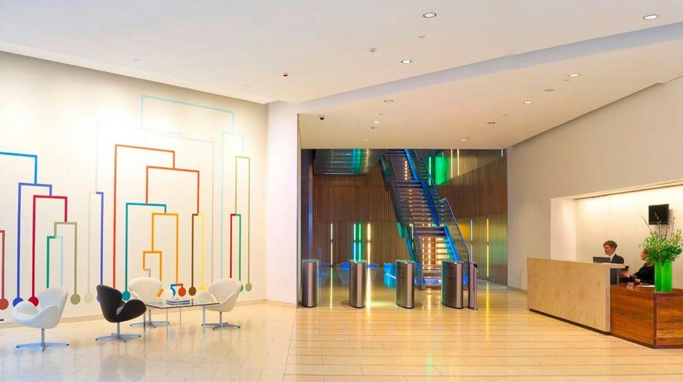 1 Vine St, London to rent - Interior Photo - Image 2 of 9