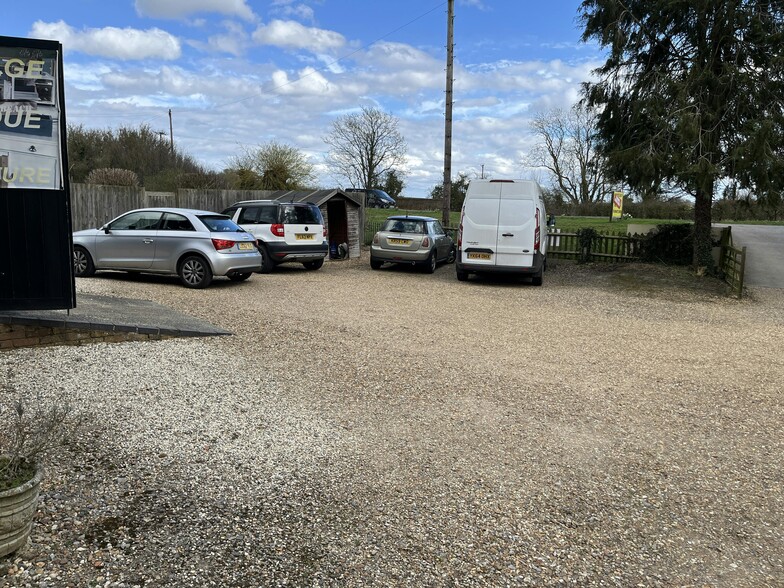 Aylesbury Rd, Leighton Buzzard to rent - Building Photo - Image 3 of 10