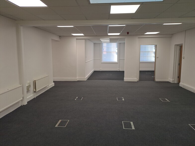 15 The Broadway, Hatfield to rent - Building Photo - Image 2 of 6