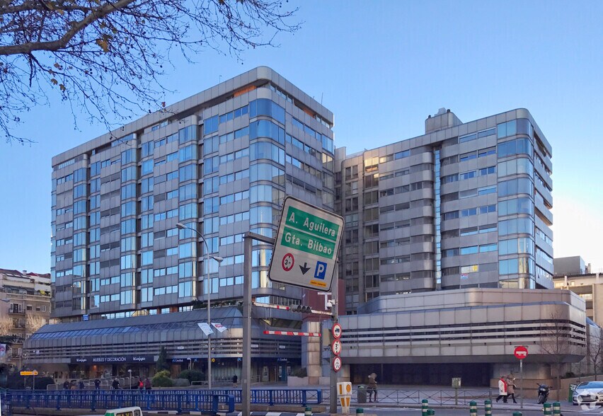 Office / Retail in Madrid, Madrid to rent - Building Photo - Image 2 of 2