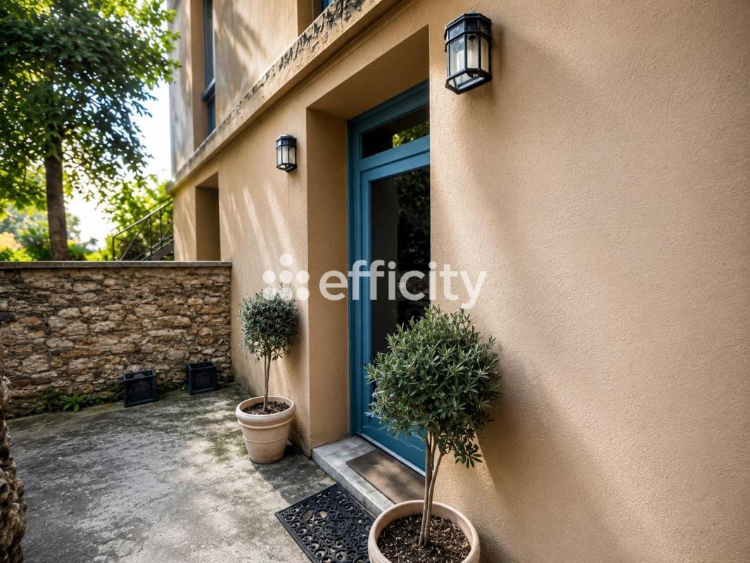 Office in Versailles to rent Building Photo- Image 1 of 10