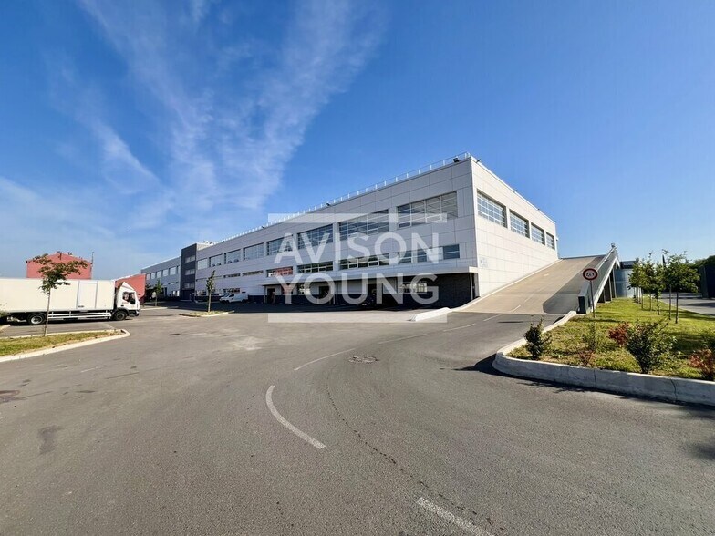Industrial in Gennevilliers to rent - Building Photo - Image 1 of 4