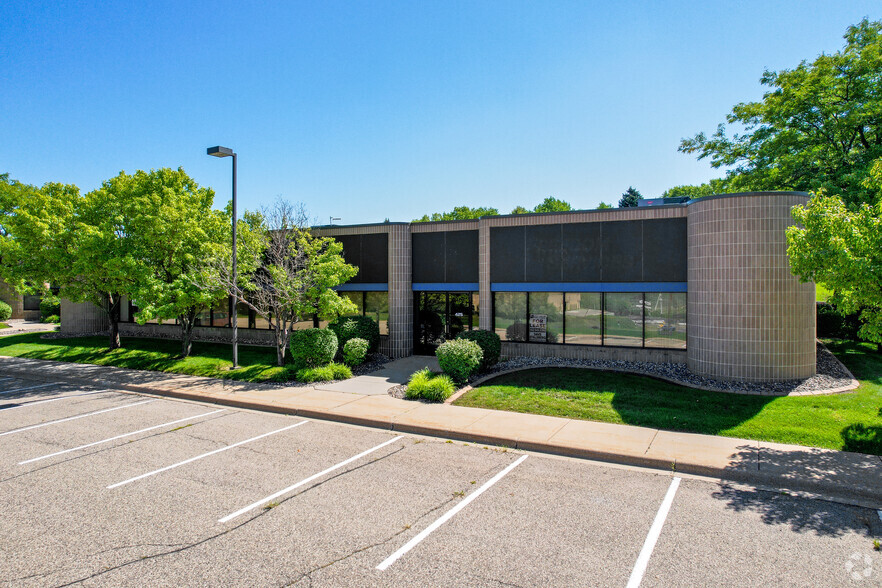 401-429 W Travelers Trl, Burnsville, MN for rent - Primary Photo - Image 1 of 8