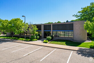 401-429 W Travelers Trl, Burnsville, MN for rent Primary Photo- Image 1 of 9