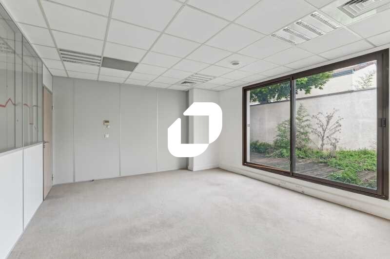 Office in Courbevoie to rent Building Photo- Image 1 of 17