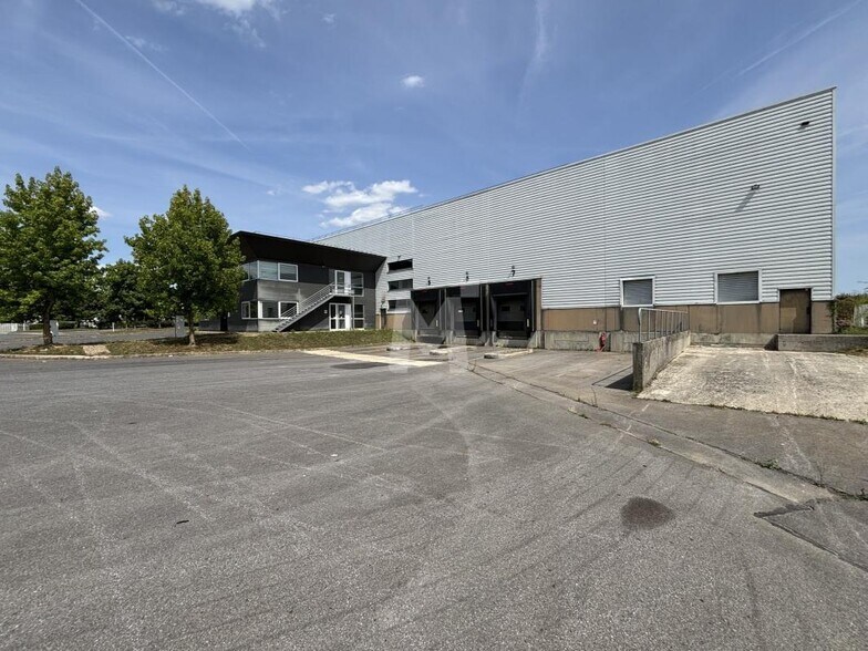 Light Industrial in Saint-Michel-sur-Orge to rent - Building Photo - Image 1 of 14