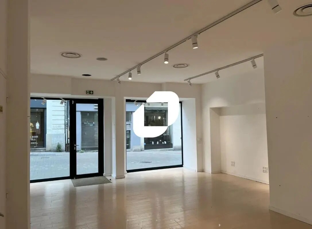 Retail in Nantes to rent Interior Photo- Image 1 of 8