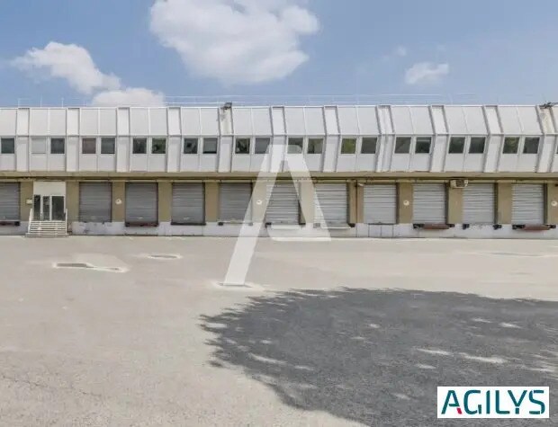 Location Entrepôt 2 760 m² - Photo 1