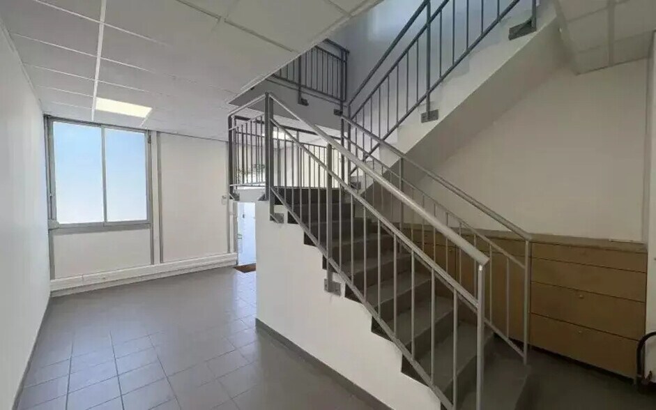 Light Industrial in Coignières to rent - Interior Photo - Image 3 of 7