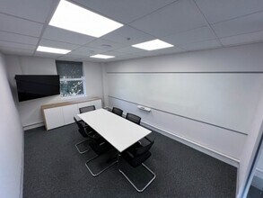 1-2 Gold Tops, Newport to rent Interior Photo- Image 2 of 6