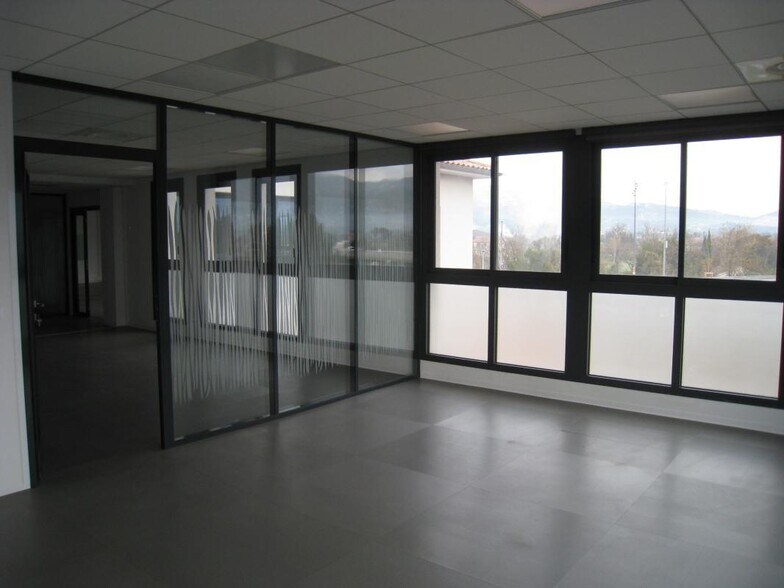 Office in Aubagne to rent - Building Photo - Image 3 of 6