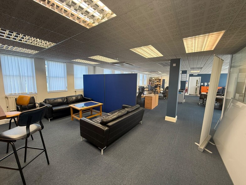 51 Bishopric, Horsham to rent - Building Photo - Image 2 of 8
