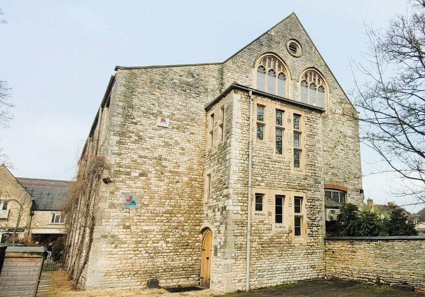 11 High St, Witney to rent - Building Photo - Image 1 of 16