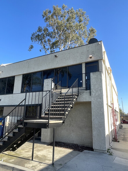 1007 E Chapman Ave, Fullerton, CA for rent - Building Photo - Image 2 of 13