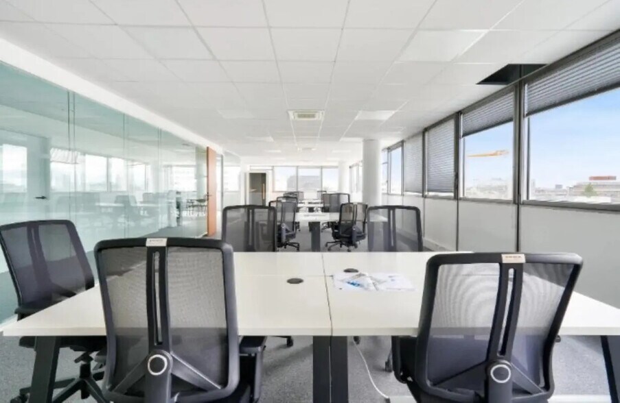 13 Avenue Morane Saulnier, Vélizy-Villacoublay to rent - Interior Photo - Image 1 of 9