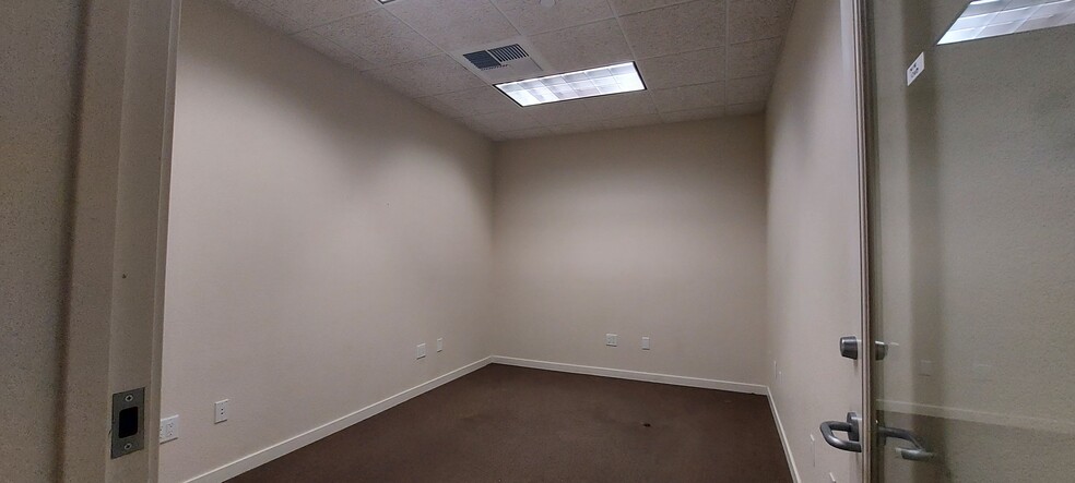 1110 Civic Center Blvd, Yuba City, CA for rent - Interior Photo - Image 2 of 6