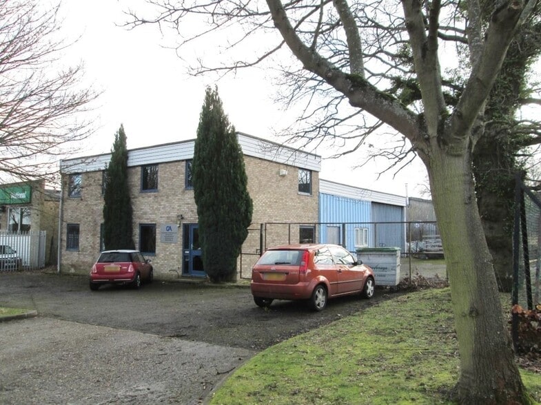 39 Crompton Rd, Stevenage to rent - Building Photo - Image 3 of 3