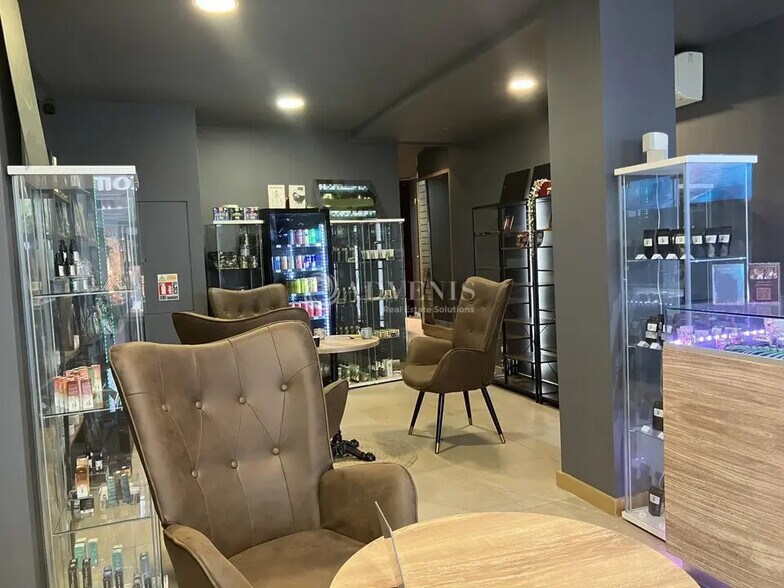 Retail in Bourges for sale - Interior Photo - Image 2 of 3