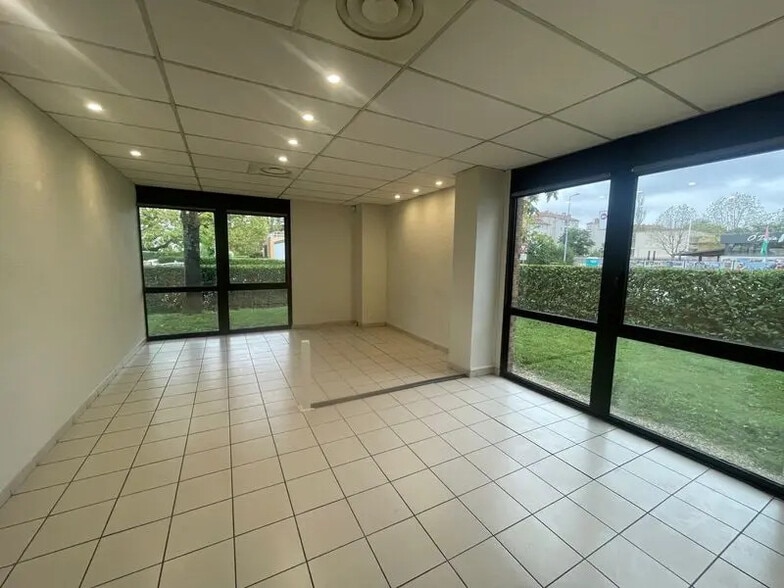 Office in Vénissieux to rent - Interior Photo - Image 2 of 8