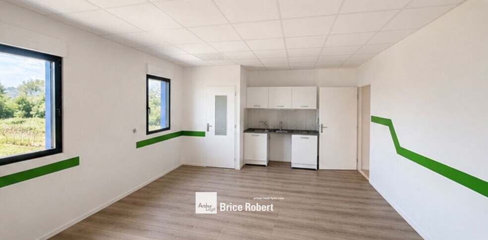 Light Industrial in Miribel to rent - Interior Photo - Image 2 of 9