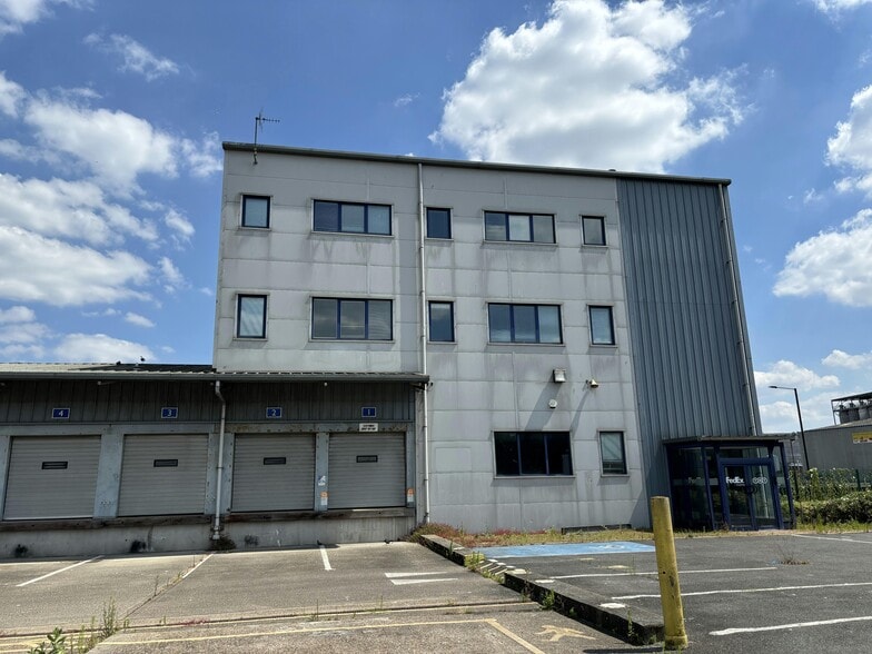 19 Millmarsh Ln, Enfield to rent - Building Photo - Image 2 of 10