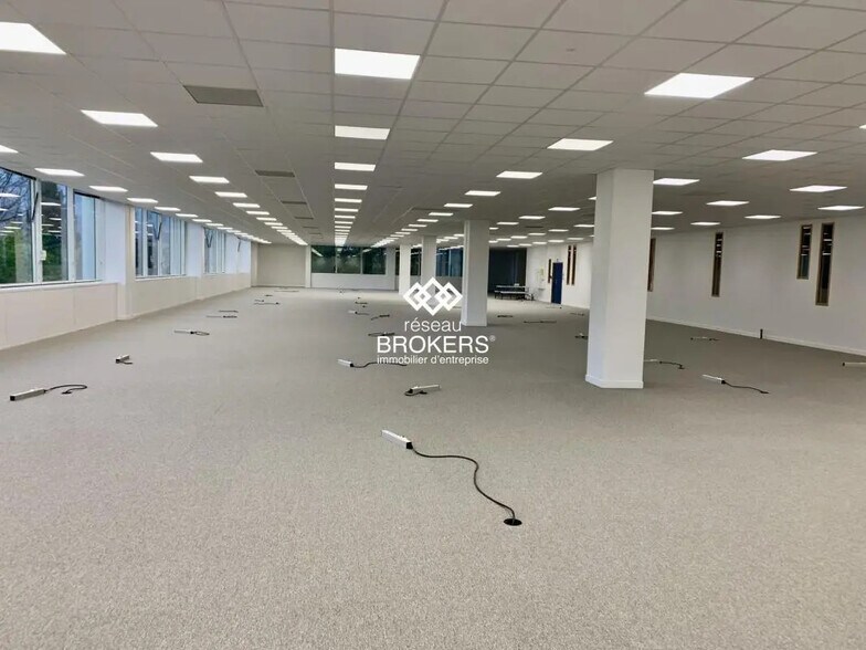 Office in Eybens to rent - Building Photo - Image 2 of 14