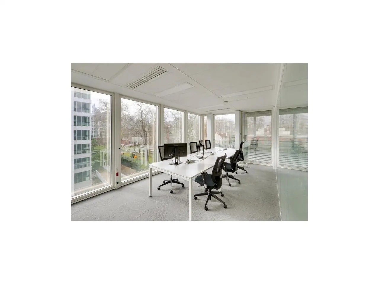 Office in Neuilly-sur-Seine to rent Interior Photo- Image 1 of 1
