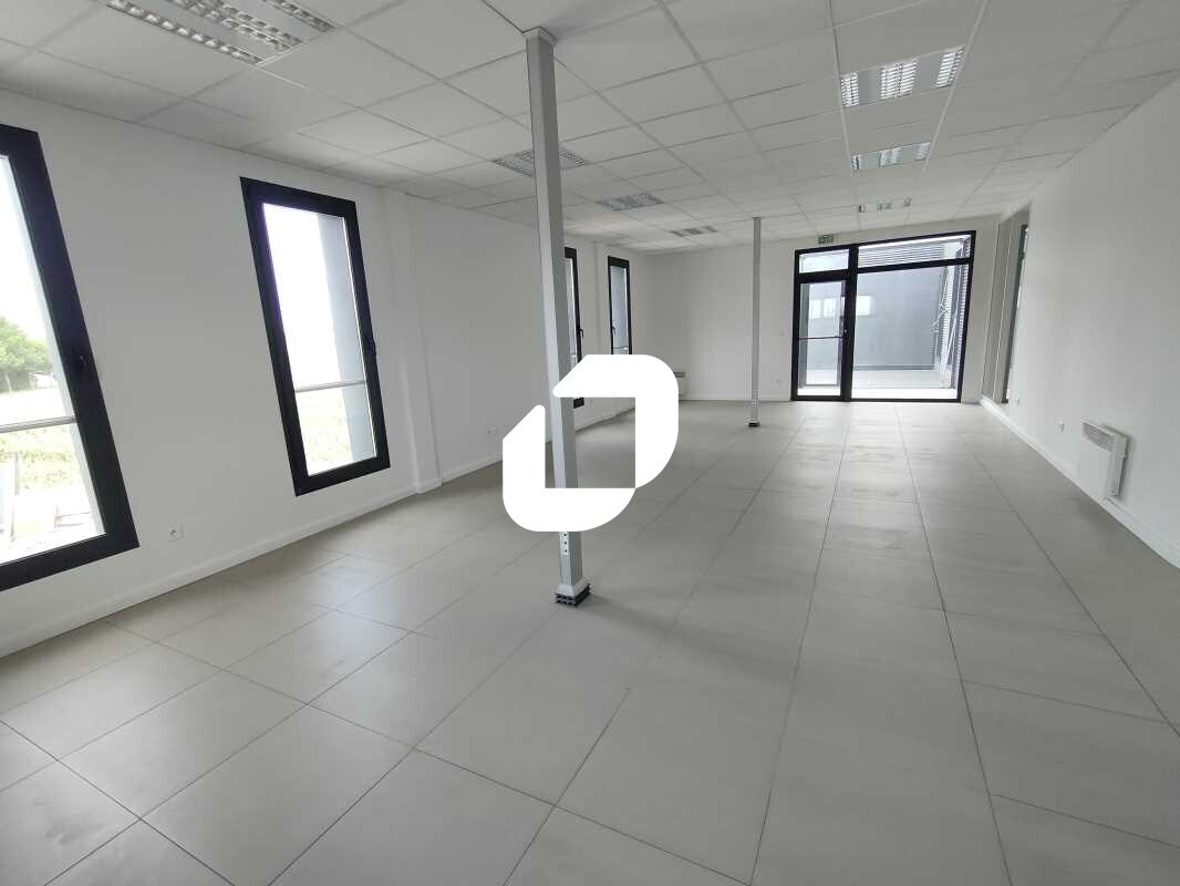 Office in Buc to rent Building Photo- Image 1 of 10
