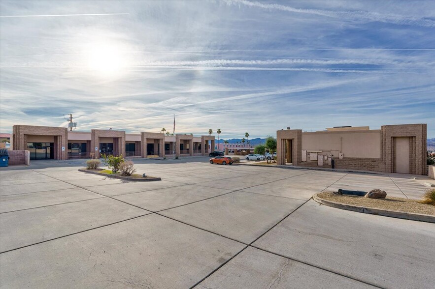 2035 Mesquite Ave, Lake Havasu City, AZ for rent - Building Photo - Image 3 of 37