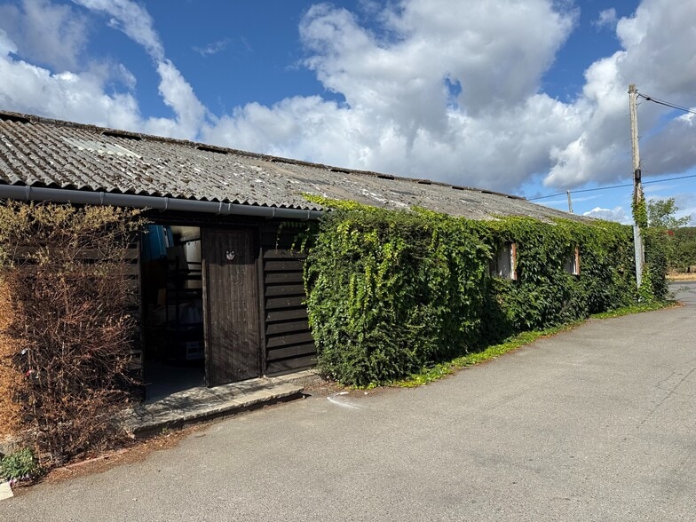 Norwood Hill Rd, Horley to rent - Building Photo - Image 1 of 5