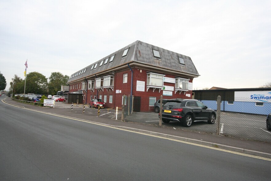 40 Station Rd, Westbury to rent - Building Photo - Image 2 of 7