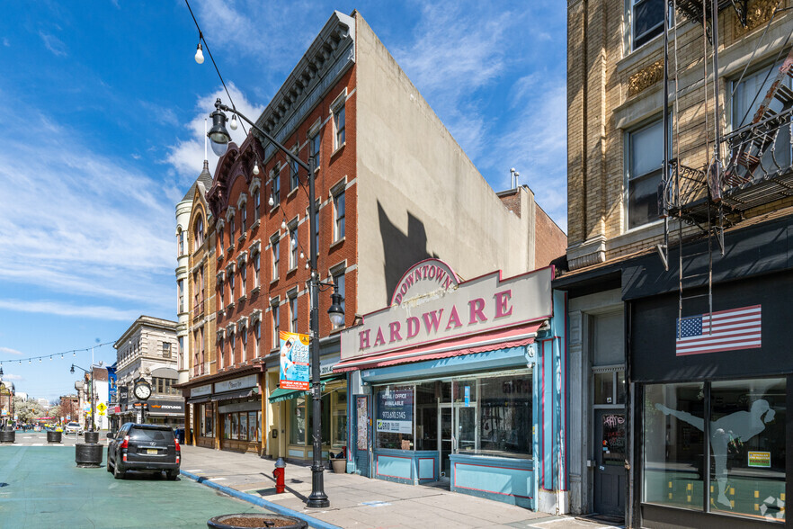 152 Newark Ave, Jersey City, NJ for sale - Building Photo - Image 1 of 1