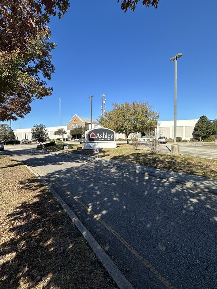 200 Westmark Blvd, Lafayette, LA for rent - Building Photo - Image 2 of 8