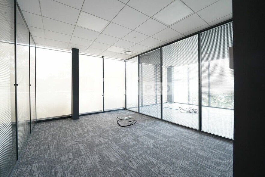 1-3 Route De Lyon, Brignais to rent - Interior Photo - Image 3 of 13