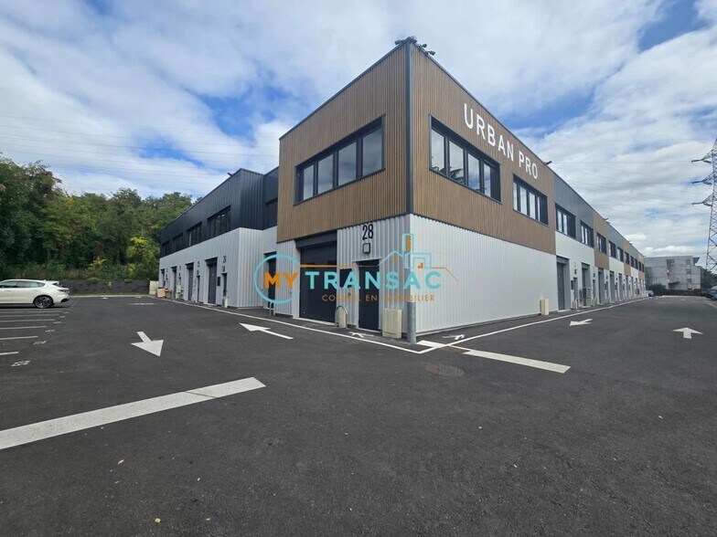 Light Industrial in Neuilly-Plaisance to rent - Building Photo - Image 2 of 3