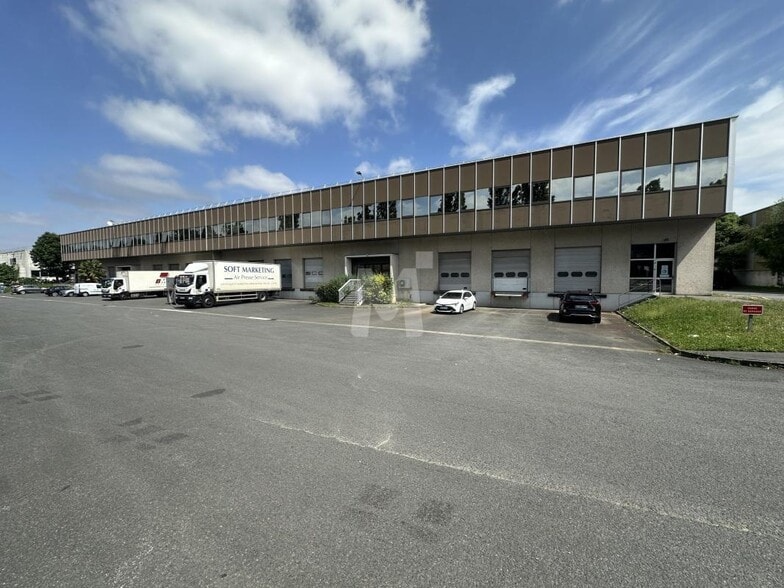 Light Industrial in Wissous to rent - Building Photo - Image 2 of 6