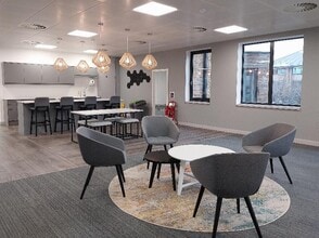 Manor Royal, Crawley to rent Interior Photo- Image 1 of 3