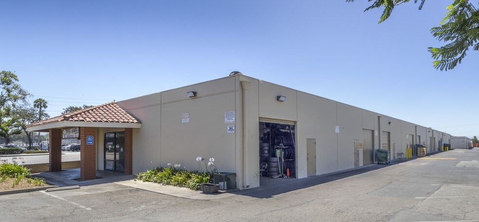 200-220 S Grand Ave, Santa Ana, CA for rent - Building Photo - Image 2 of 5