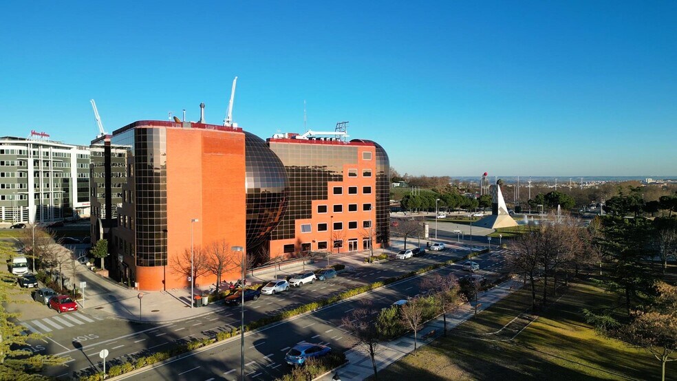 Paseo de las Doce Estrellas, 2, Madrid, Madrid to rent - Commercial Listing Video - Image 2 of 5