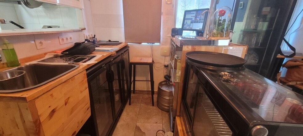 Retail in Madrid, Madrid to rent - Building Photo - Image 2 of 3