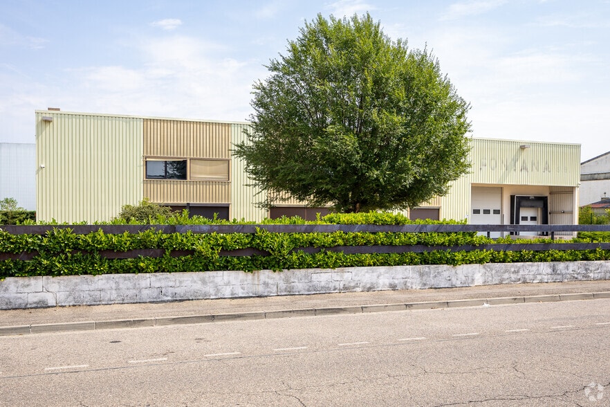 8 Rue Des Freres Lumiere, Genas to rent - Building Photo - Image 2 of 3