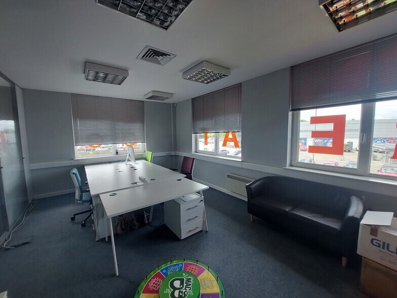 Players Rd, Stirling to rent - Building Photo - Image 3 of 3