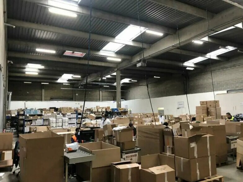 Light Industrial in Goussainville to rent - Interior Photo - Image 1 of 5