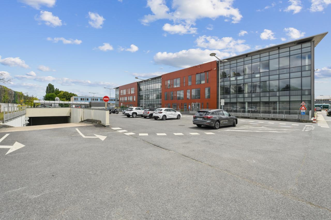 Light Industrial in Vélizy-Villacoublay to rent Building Photo- Image 1 of 19